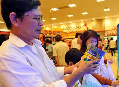 Sữa Enfagrow A+ - một trong những loại sữa của Mead Johnson - tăng giá. Trong ảnh: người dân chọn mua Enfagrow A+ ở siêu thị AEON, Q.Tân Phú, TP.HCM - Ảnh: T.Đạm