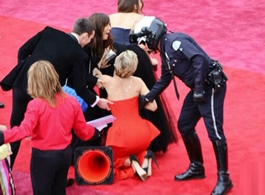 Jennifer Lawrence vấp giầy vào váy nên ngã dúi về phía trước