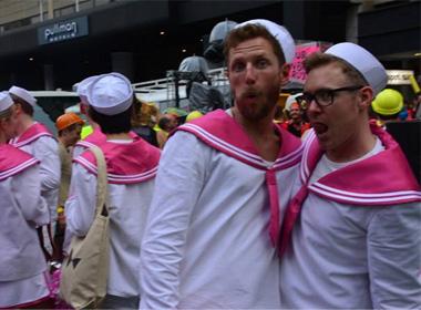 “Madri Gras” thu hút 10.000 người xuống đường diễu hành, cùng với sự theo dõi và cổ vũ của hàng trăm ngàn du khách đến từ khắp đất nước Australia và thế giới