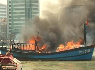 Tàu của anh Đức phát nổ và chìm 1 phần xuống biển. (Ảnh minh họa)