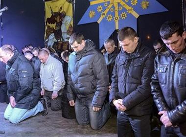 Hình ảnh về các đặc nhiệm Berkut bị buộc quỳ gối trước dân