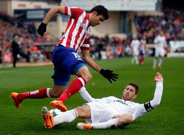 Trận đấu đầy ắp những pha vào bóng quyết liệt