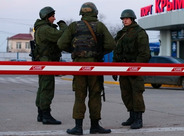 Lính Nga đi tuần ở thị trấn Kerch thuộc bán đảo Crimea