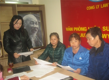 Ông Nguyễn Thanh Chấn (ngoài cùng bên phải) được luật sư Vũ Thị Nga tư vấn pháp lý tại văn phòng luật sư Công lý Việt ngày 19/2