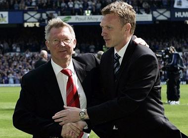 Dù Man United thất bại triền miên nhưng HLV David Moyes vẫn được Sir Alex bảo vệ