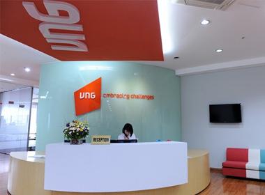 Khu vực làm việc của VNG tại Hà Nội được lấy sáng tự nhiên từ những cửa sổ lớn trên tầng 3 tòa nhà. Đây là khu vực quầy lễ tân