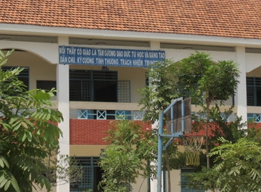 Một góc Trường THPT Vĩnh Bình, nơi thầy Điệp bị anh của thầy Tú xông vào đánh