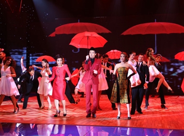 5 cặp thí sinh mở đầu chương trình với màn khiêu vũ trên nền ca khúc 'Singing in the rain' với phần thể hiện của ca sĩ Nathan Lee.