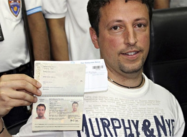 Luigi Maraldi, công dân Italy, và cuốn hộ chiếu mới. Anh bị mất cắp hộ chiếu cũ cách đây hai năm, và nó lại xuất hiện trên chuyến bay MH370.