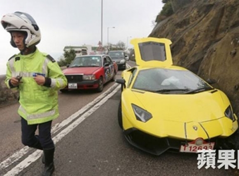 Chiếc Lamborghini Aventador LP720-4 50th Anniversario đầu tiên gặp nạn