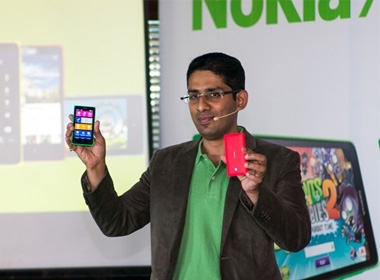 Đại diện Nokia chính thức giới thiệu mẫu Nokia X chạy Android tại thị trường Việt Nam. Ảnh: Duy Tín