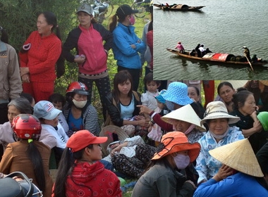 Người dân địa phương theo dõi việc tìm thi thể em H. trên sông Kiến Giang