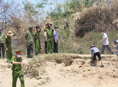 Lực lượng chức năng tiến hành khai quật các thi thể