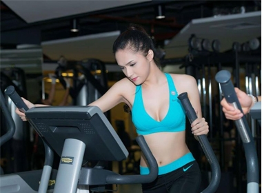 Hương Giang Idol tập luyện thể dục để có vóc dáng đẹp hơn.