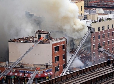 Hiện trường vụ sập nhà do nổ khí gas ở New York. Ảnh: Getty