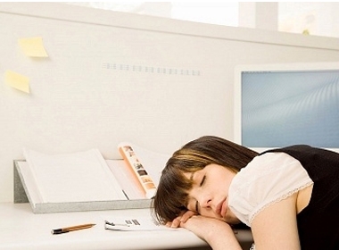 Thức khuya có ảnh hưởng rất lớn tới sức khỏe của các bạn nữ.