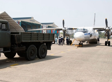 Xe tải kéo máy bay AN-26 của Việt Nam vừa trở về sau đợt tìm kiếm trong ngày 13/3 (Ảnh: Reuters)