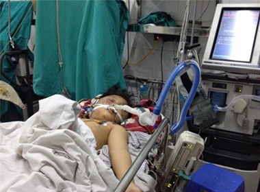 Bé Đỗ Doãn Lộc đang được cấp cứu tại Bệnh viện Việt Đức trong tình trạng hôn mê sâu, nguy cơ tử vong cao