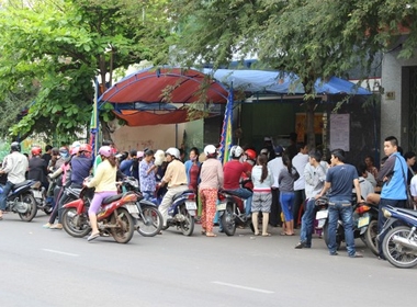 Bà con hàng xóm thương tiếc cho sự ra đi của vợ chồng anh Thanh - chị Vịt