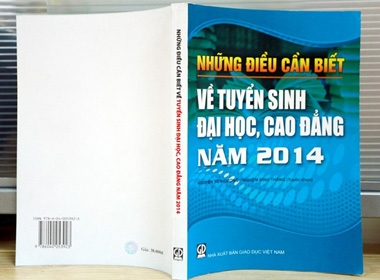 Cuốn cẩm nang do NXB Giáo dục phát hành (có dán tem trên bìa sau), giá bán 38.000 đồng