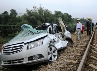 Sau cú va chạm, xe ôtô hỏng nặng, 2 người đi trên xe thiệt mạng