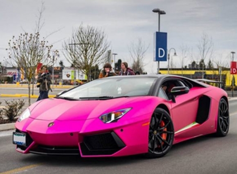 Lamborghini Aventador nổi bật với màu hồng