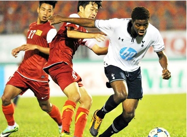 Cầu thủ chơi rất hay trong chuyến du đấu Việt Nam là Oduwa (áo trắng) nhiều khả năng cũng góp mặt trong trận tái đấu trước Xuân Trường và đồng đội tại London này