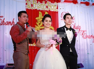 Nghệ sĩ Tự Long với vai trò MC trong đám cưới Thúy Trang