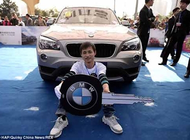 Anh chàng Wu Qide đã giành được phần thưởng là chiếc BMW X1 mới tinh.