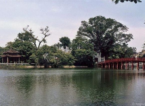 Toàn cảnh cầu Thê Húc và đền Ngọc Sơn ở hồ Gươm, Hà Nội đầu thập niên 1990