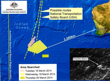 Bản đồ ba khu vực tìm kiếm của lực lượng Úc trong các ngày 18, 19 và 20-3 (ảnh lớn) - Ảnh vệ tinh vật thể nghi là mảnh vỡ 24m do AMSA cung cấp ngày 20/3 - Ảnh: Reuters