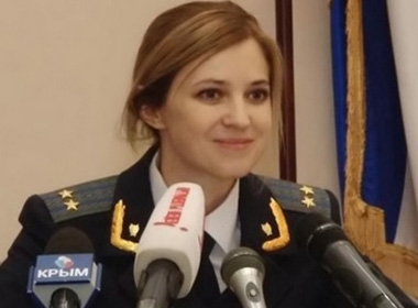 Hình ảnh nữ bộ trưởng cô Poklonskaya khi xuất hiện trong cuộc họp báo ngày 19/3 ở Crimea