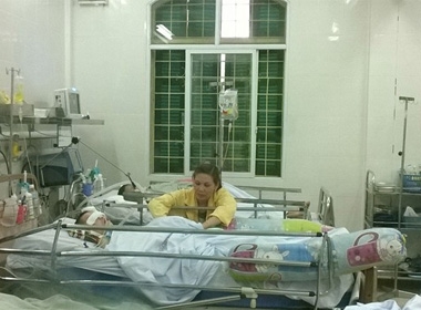 Mẹ nữ sinh Hoàng Thị Quyên tranh thủ từng phút ngồi trực chăm con gái trong phòng bệnh