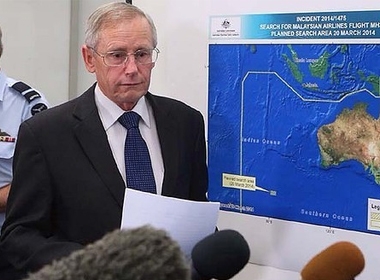Tổng giám đốc Cơ quan An toàn Hàng hải Australia chỉ rõ khu vực mà vệ tinh tìm thấy mảnh vỡ. Ảnh: The Age.