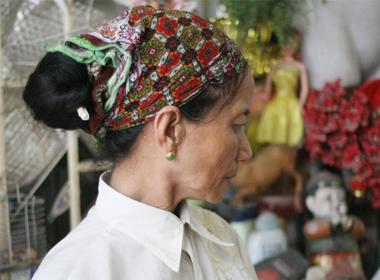 Cuộc đời đầy chông gai, sóng gió. Thi thoảng bà Thảo vẫn lôi vàng ra đeo khi đi nhặt rác để... trêu ngươi số phận.