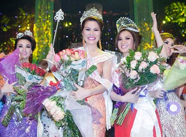 Quý bà Bùi Thị Hà hạnh phúc trong giây phút đăng quang ngôi vị Hoa hậu.