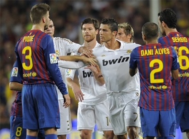 Ronaldo không vui khi Barca đánh bại Real trên sân Bernabeu. Ảnh: Getty Images.