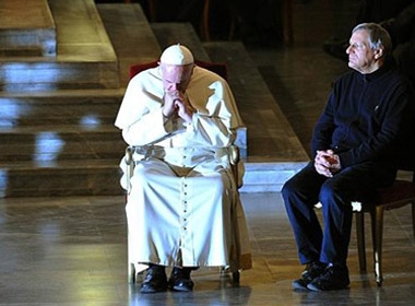 Giáo hoàng Francis (trái), người phụ trách Tòa thánh Vatican