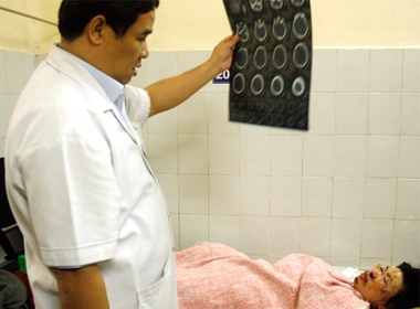 Nữ sinh Đỗ Thị Ngọc Hoài, nạn nhân bị thương nặng nhất trong 4 người nhập viện cấp cứu đang được các bác sĩ theo dõi, điều trị