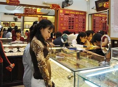 Người dân tiếp tục đổ xô đi mua vàng