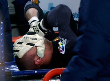Thủ môn Valdes được cáng khỏi sân sau chấn thương