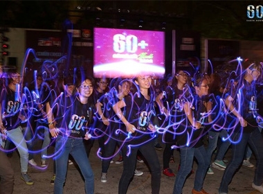 Từ 19h30, giới trẻ đã nhảy flashmob đón chào Giờ Trái đất 2014