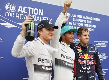 Lewis Hamilton và Nico Rosberg (trắng) trên bục nhận giải
