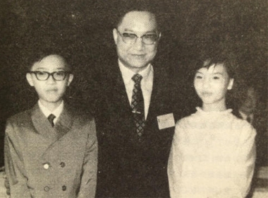 Nhà văn Kim Dung và hai con Tra Truyền Hiệp, Tra Truyền Thi.