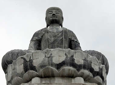 Hòn đá hình Phật 'phù hộ' người trúng số