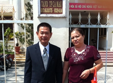 Bà Nguyễn Ánh Minh (phải) cùng luật sư tại TAND TP Cà Mau sau vụ kiện đòi TAND tỉnh bồi thường oan sai hơn 1,6 tỉ đồng