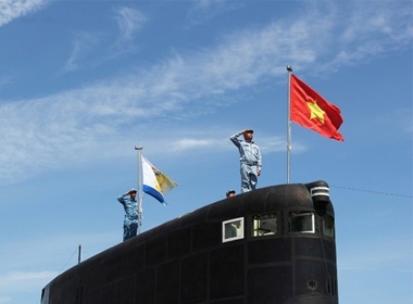 Luyện tập chuẩn bị cho Lễ thượng cờ quốc gia 2 tàu ngầm Kilo vào chiều 1/4