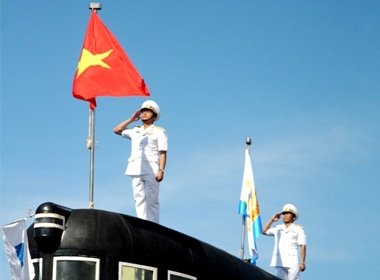 Tiếng nhạc quốc ca vang lên. Quốc kỳ Việt Nam trên hai tàu ngầm Kilo 636 tung bay phấp phới trong gió.