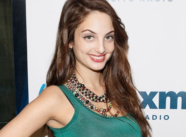 Nữ ca sĩ Alexa Ray Joel phủ nhận việc gọt má, nâng ngực