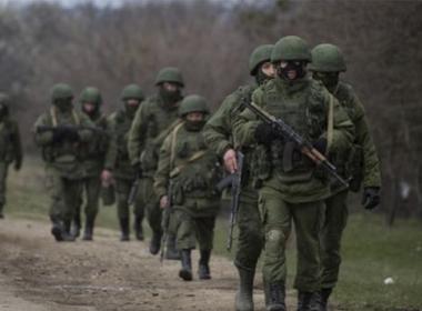 Binh sĩ Nga tuần tra tại biên giới Nga - Ukraine